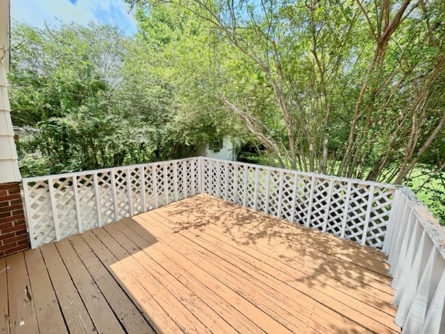 Building Photo - THREE BEDROOM/TWO BATH SPACIOUS HOME - CON...