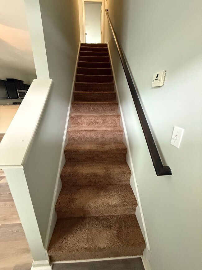 Building Photo - Beautiful 2 bedroom, 2.5 bath Town House