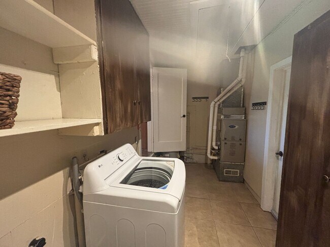 Building Photo - Charming 3 Bedroom 1 Bath single story home, with large yard