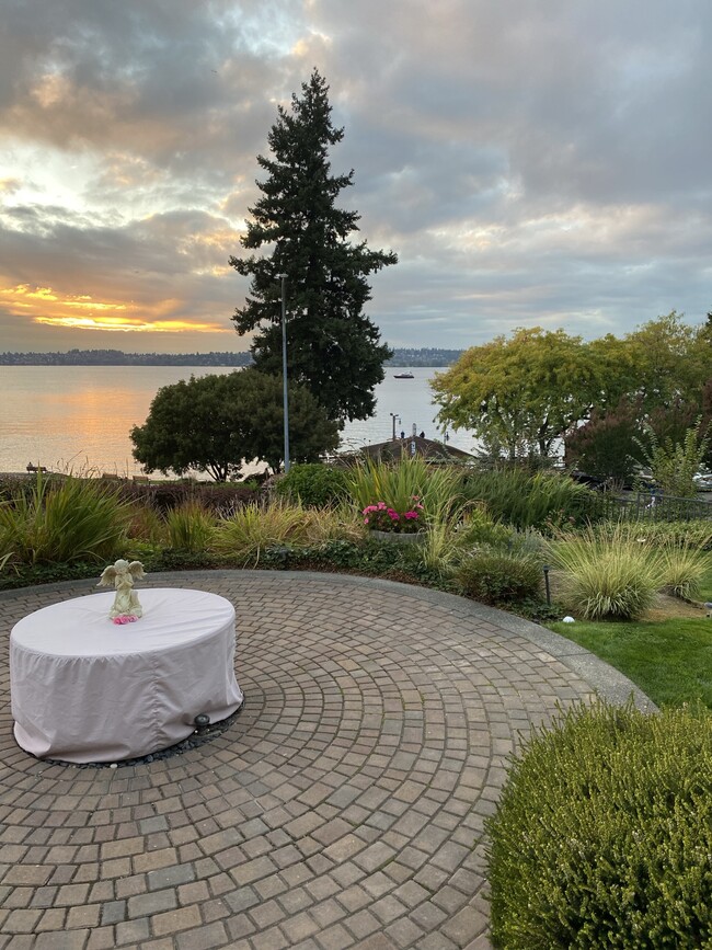 Common Area Firepit Table with Views - 6620 Lake Washington Blvd NE