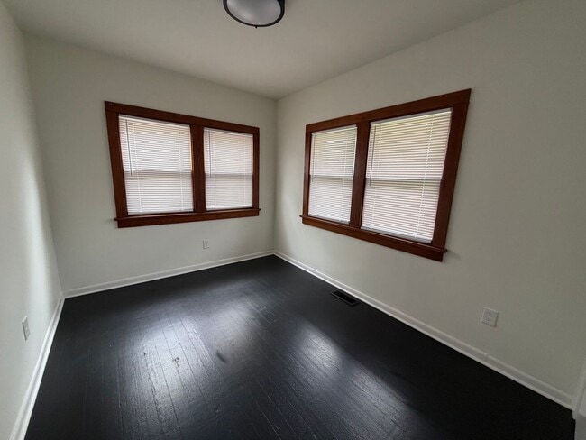 Building Photo - SPACIOUS 2 Bedroom Single Family Home!