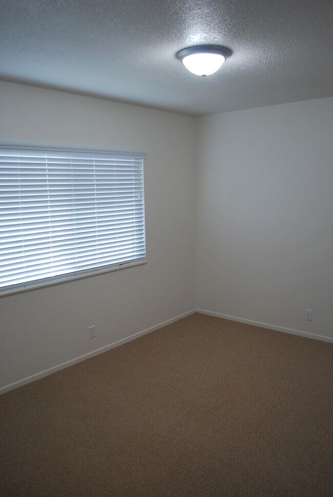 Building Photo - 822