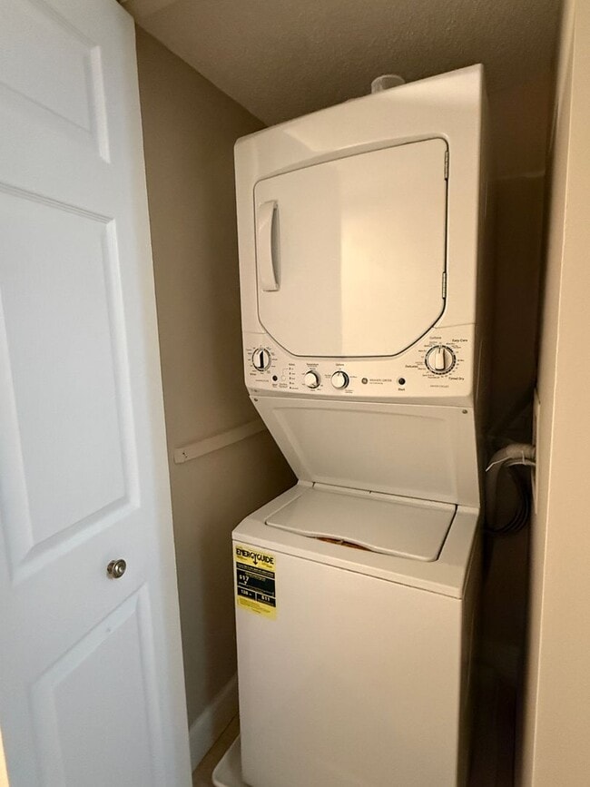 Building Photo - Spacious 3 Bedroom Condo- RENT TODAY & SAVE!