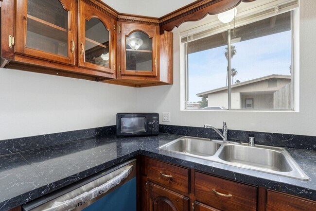 Building Photo - Maintained Mesa rental offering comfort, convenience, and easy access to everything the East Vall...