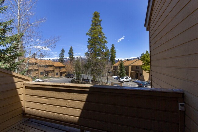 Building Photo - Woodworks Townhome- 3 Bedroom/3 Bath Unit w/Updated kitchen on the Bus Route