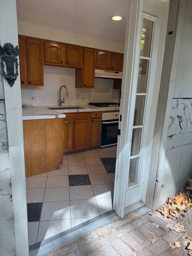 Building Photo - 1440 Old Topanga Canyon Rd