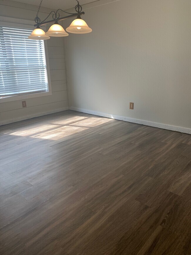 Building Photo - Affordable 3/2 House