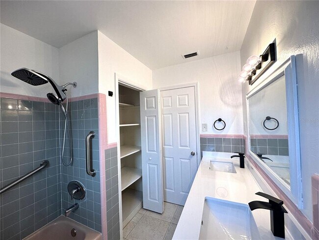 Building Photo - 2275 Hawthorne St