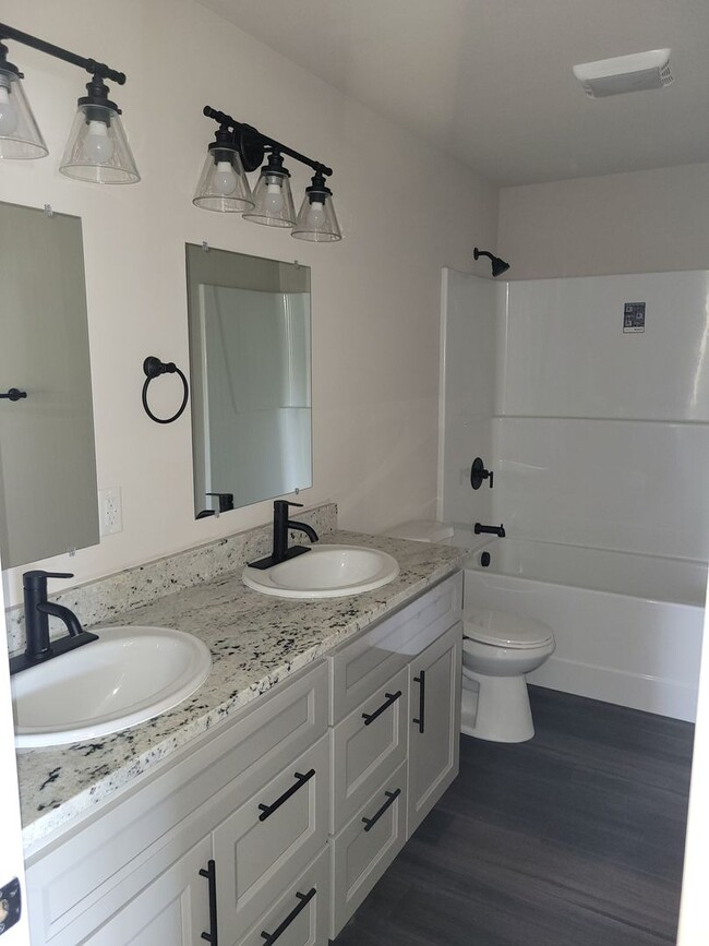 Building Photo - Modern 3 bedroom townhouse