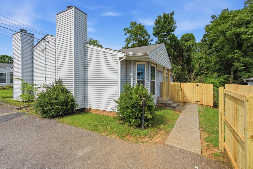 Building Photo - 944 Patio Dr