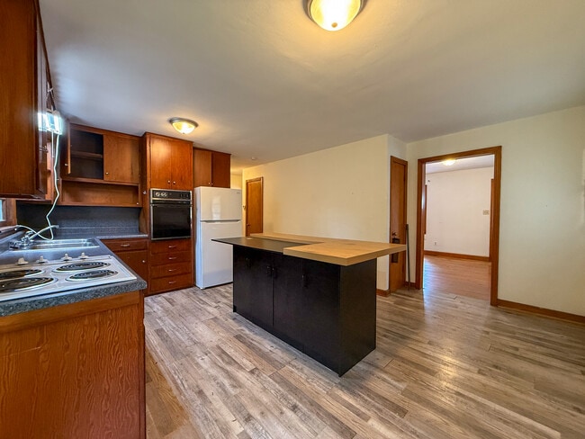 Building Photo - 325 4th St