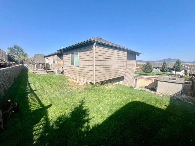 Building Photo - Beautiful 3 Bed 2 Bath Dog Friendly with F...