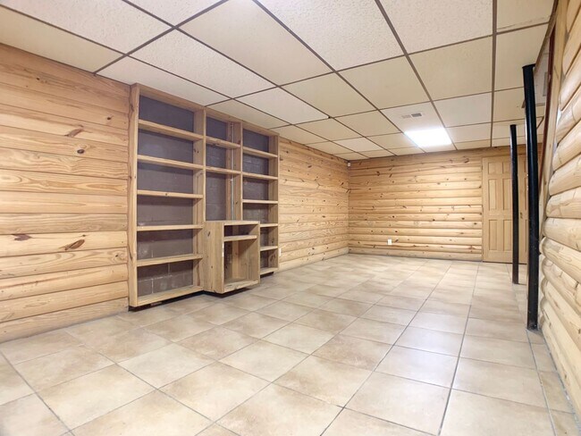 Building Photo - 3401 Oak Lawn Dr