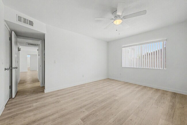 Building Photo - 935 W Santa Cruz Dr
