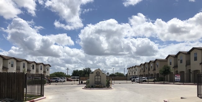 Building Photo - 602 Basswood Dr