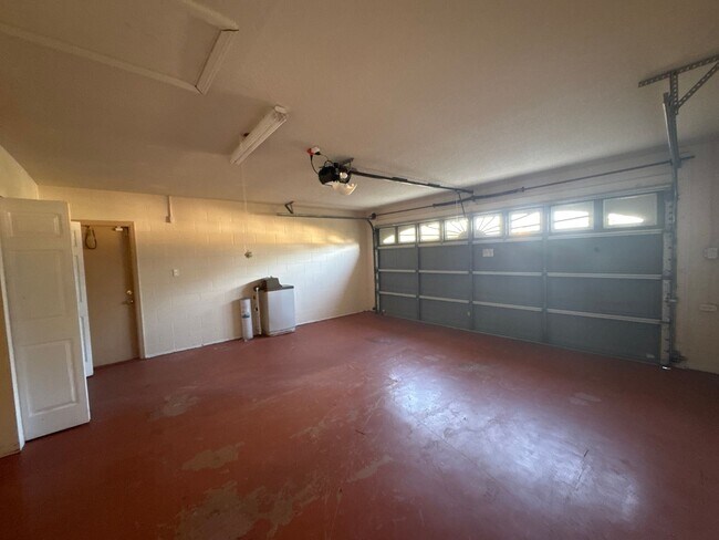Building Photo - Beautiful Pool Home In Great Location!