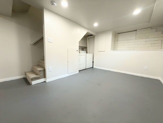 Building Photo - Newly Updated 2-Bedroom Home