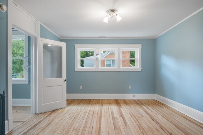 Building Photo - 4 to 5 bed / 2 Bath Just remodeled