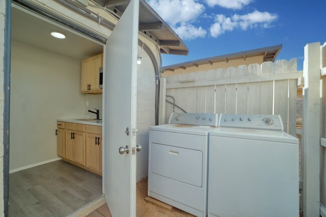 Building Photo - 1005 N Center Ave