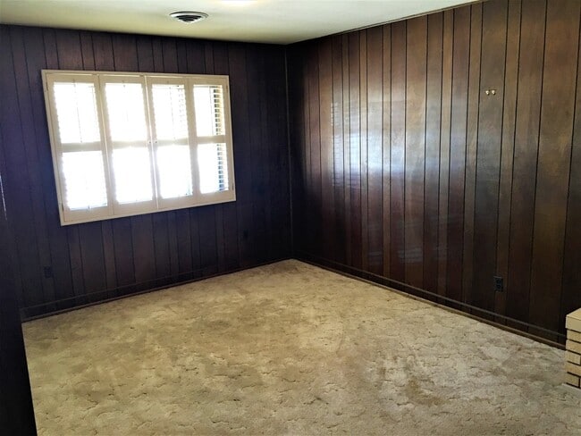 Building Photo - 2 Bed 1.5 Bath | Single Story | Nob Hill Location | Pet Allowed with Restrictions | Large Backyard