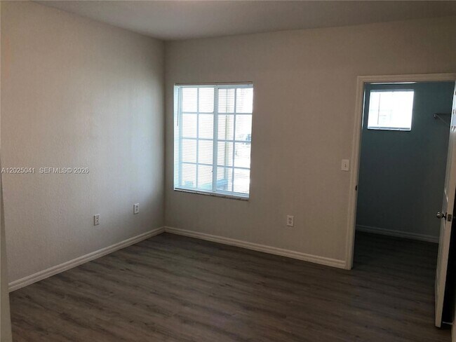 Building Photo - 2544 Centergate Dr