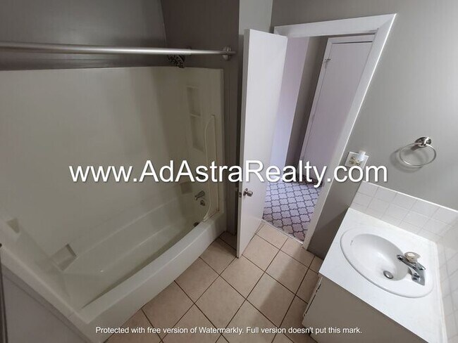 Building Photo - Spacious and Affordable Olathe Townhome-Available NOW!