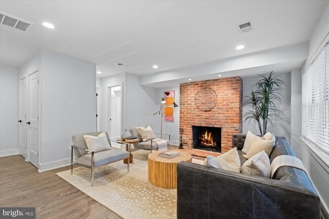 Building Photo - 222 Green St