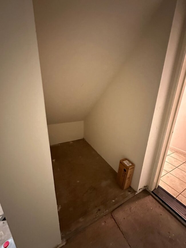 Building Photo - Beautiful 3 Bedroom Lincoln Condo!