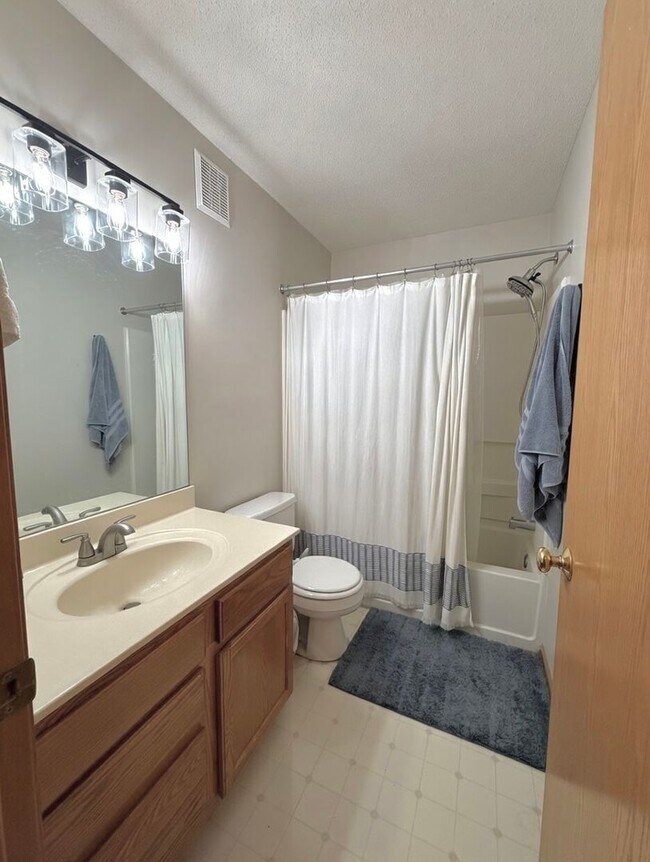 Building Photo - Great 2 Bedroom Townhome in Prime Apple Valley Location!   W’Finished Basement