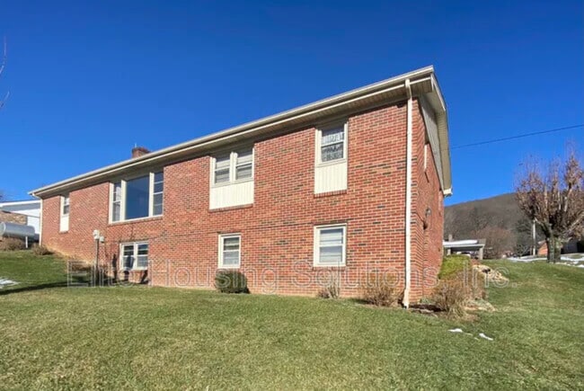 Building Photo - 410 Colonial Dr