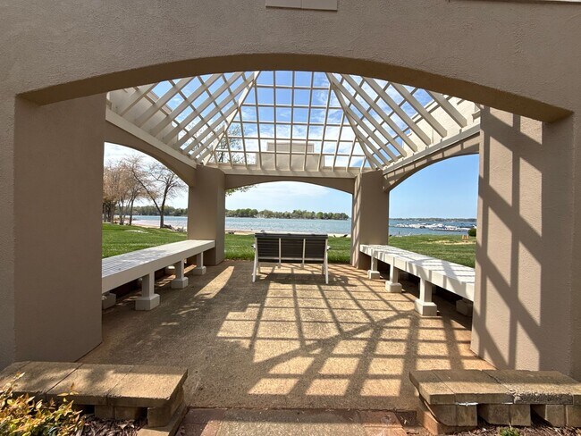 Building Photo - 2 Bedroom Condo in  Portside at Davidson Landing!