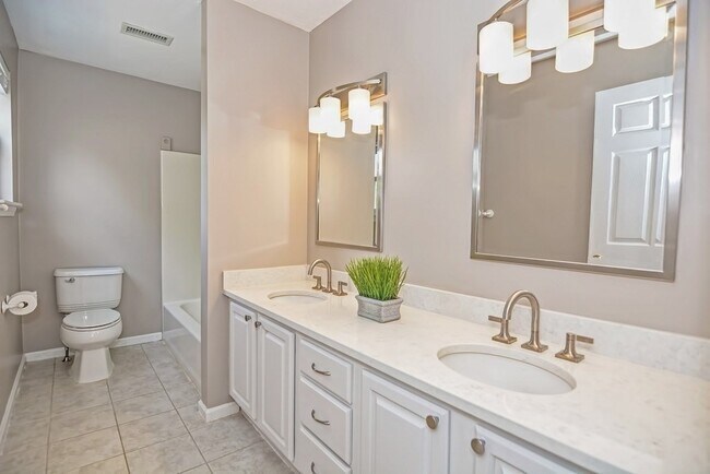 Building Photo - 35 Lilac Cir