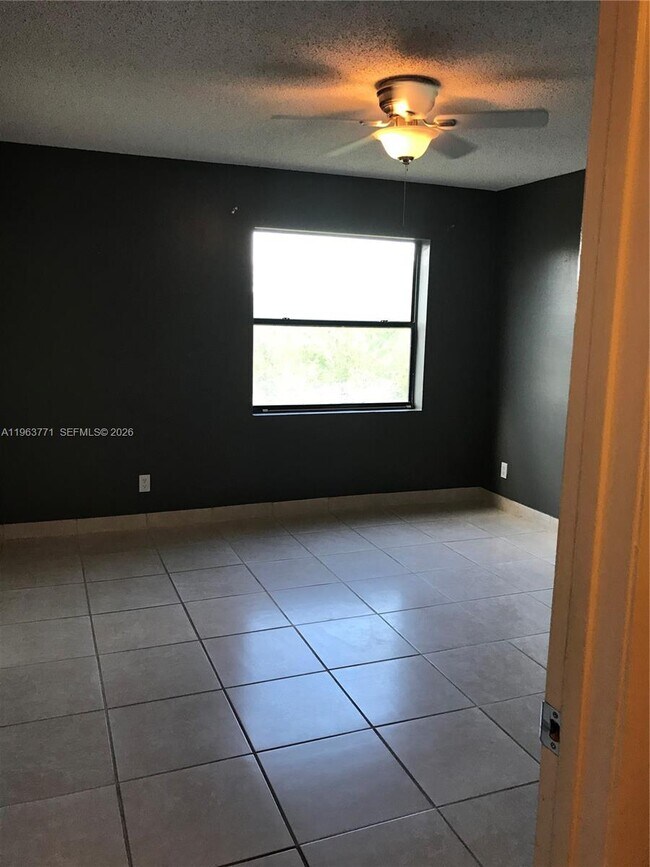 Building Photo - 9999 Summerbreeze Dr