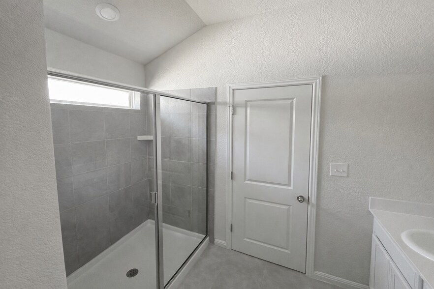 Building Photo - 300 Low Bramble Dr