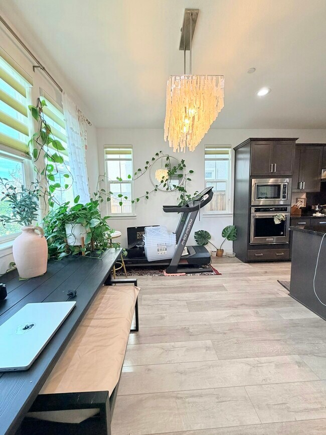 Building Photo - 1676 S Central Pkwy