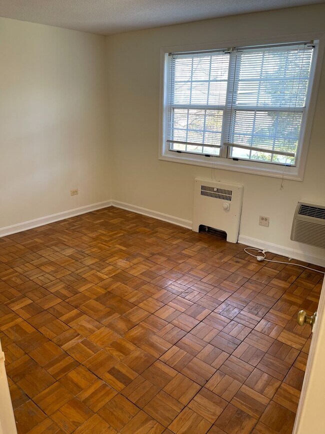 Building Photo - Top Floor 2BR, 1BA Garden Condo Near Ballston Metro