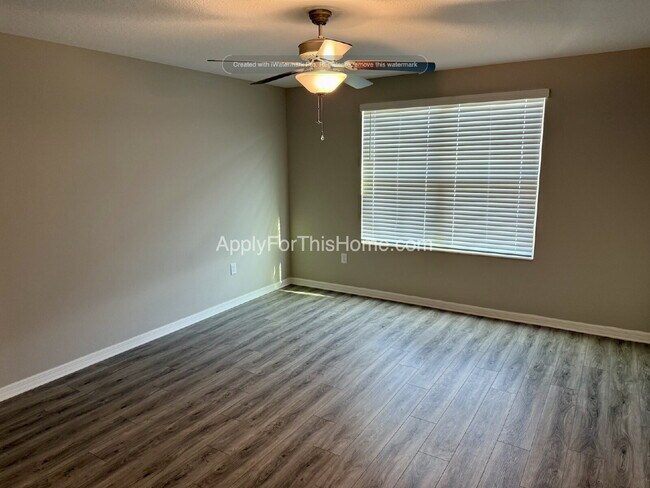 Building Photo - Single Family Home - 6 Bedroom