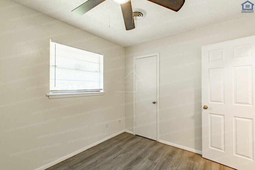 Building Photo - 717 SW Ranch Oak Blvd