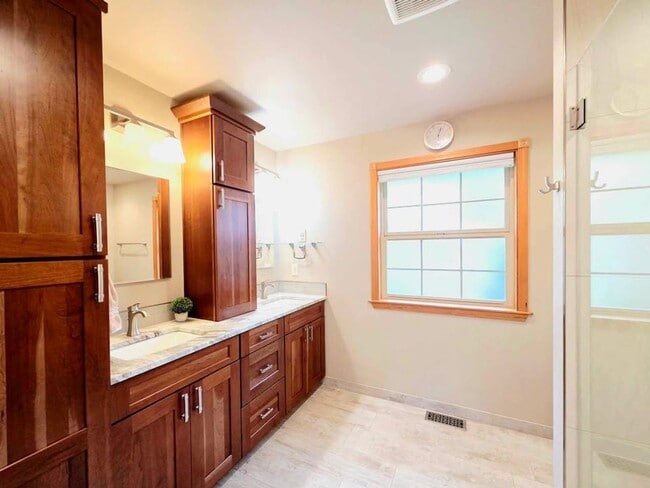 Building Photo - Gorgeous 4 Bed, 3 Bath Home w/ STUNNING RI...