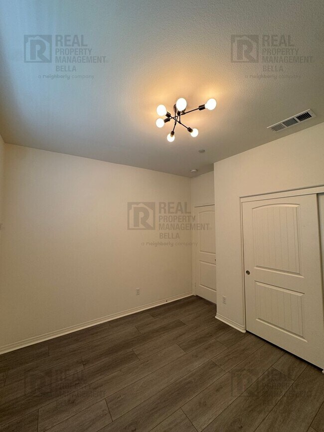 Building Photo - Cul-De-Sac Home in Heritage Lake Featuring Downstairs Bedroom & Bath + Loft
