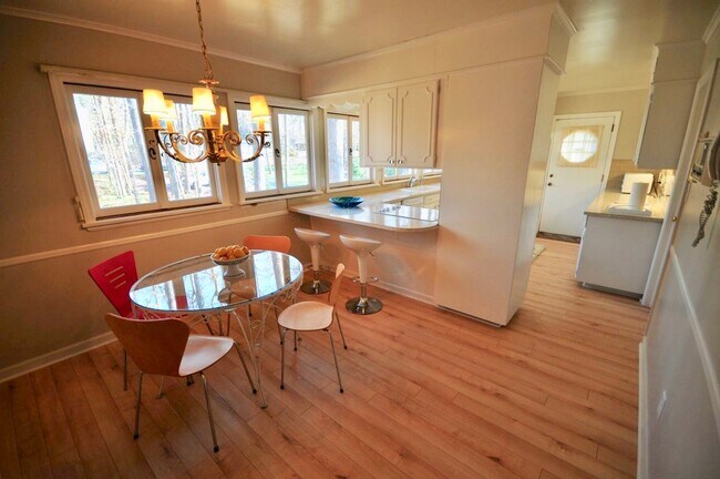 Building Photo - 5755 Doncaster Dr