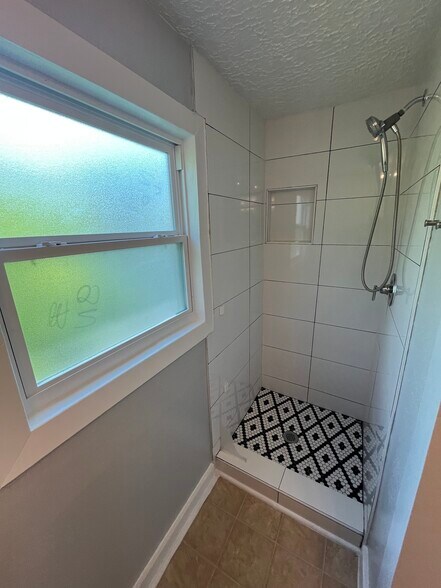 Building Photo - 1312 E 29th St Apt A Upstairs