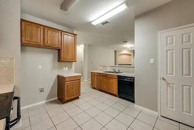 Building Photo - 210 Maplecrest Dr