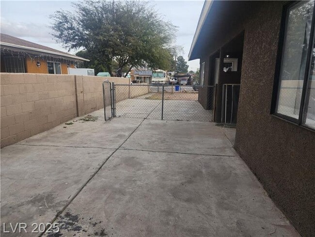 Building Photo - Remodeled Single-Story Duplex