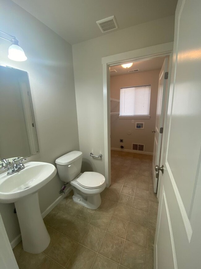 Building Photo - LARGE SINGLE FAMILY HOME ON CORNWALL (RPM#220)