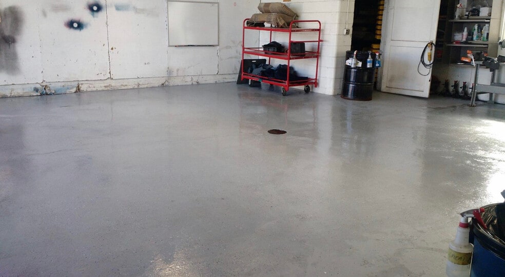 Shop bay 2 - 116 N 3rd Ave