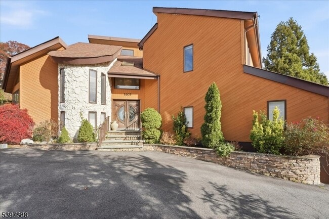 Building Photo - 1605 Justin Pl