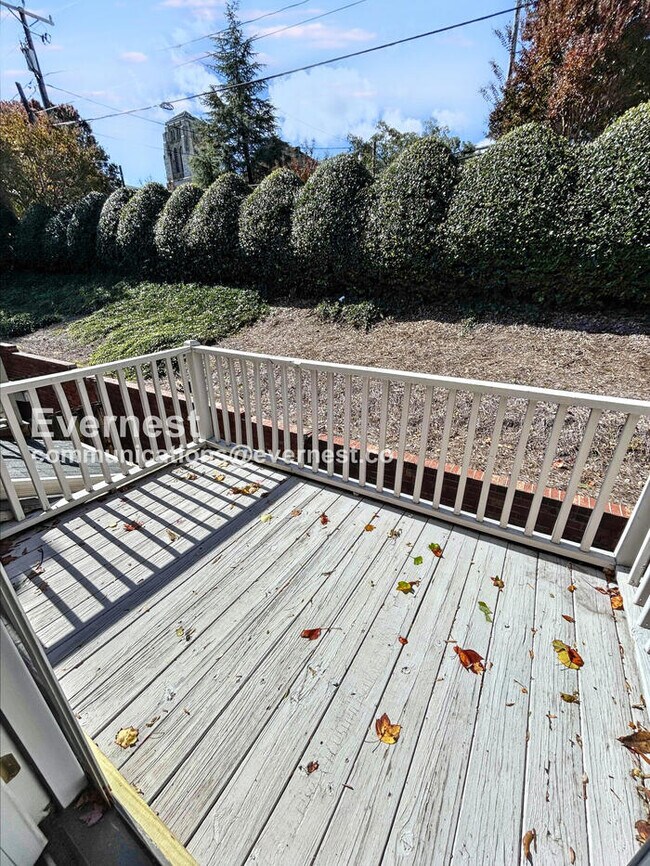 Building Photo - 2 Bed, 2.5 Bath Townhome with Assigned Par...