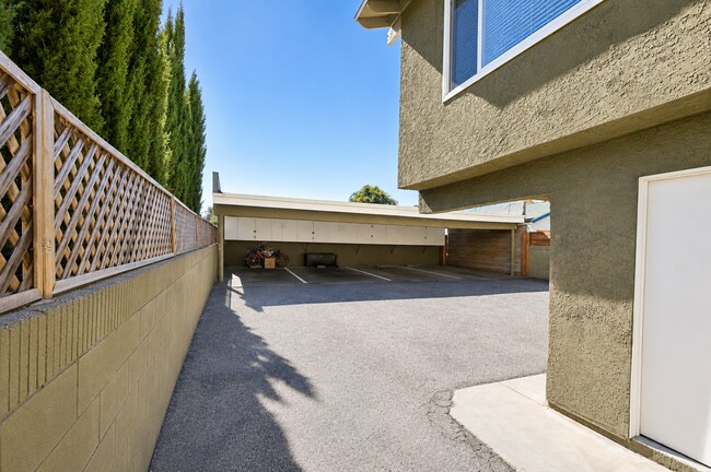 Building Photo - 951 W Summerland Ave