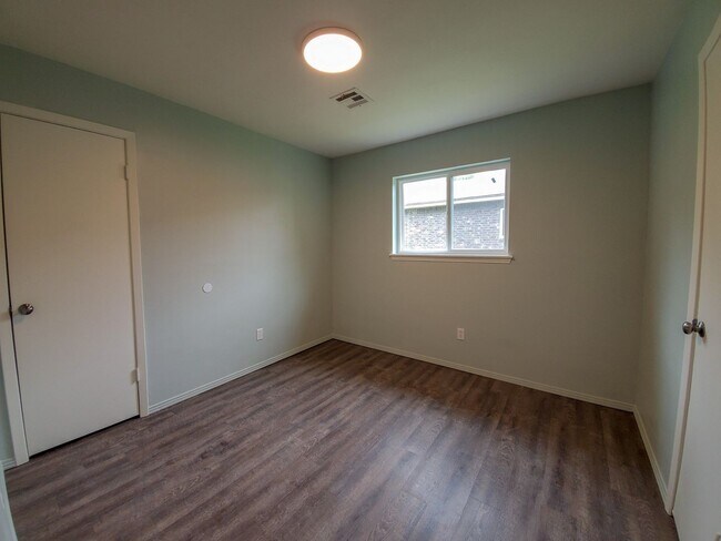 Building Photo - 1121 E Parker St